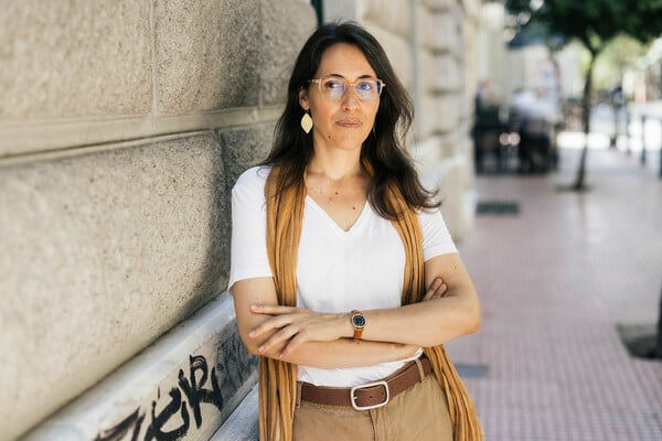 Εύα Μπαλταζάρ: «Η αγάπη που σε φυλακίζει δεν είναι αγάπη»