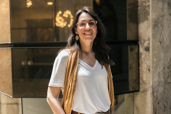 Εύα Μπαλταζάρ: «Η αγάπη που σε φυλακίζει δεν είναι αγάπη»