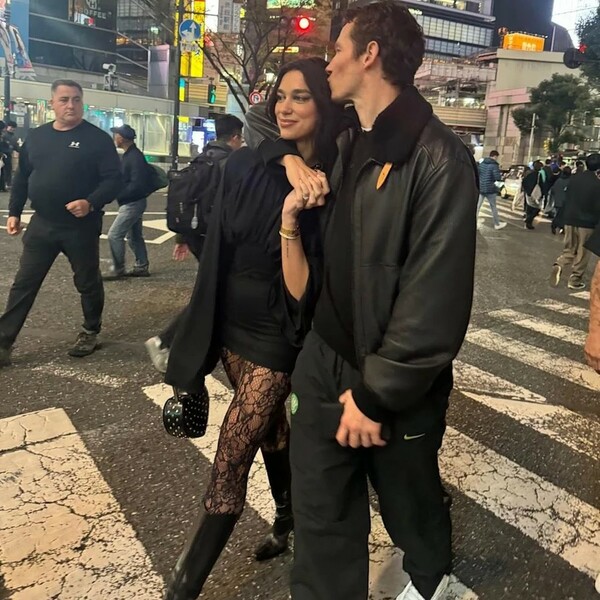 Η Dua Lipa επιβεβαίωσε τον αρραβώνα της με τον Callum Turner