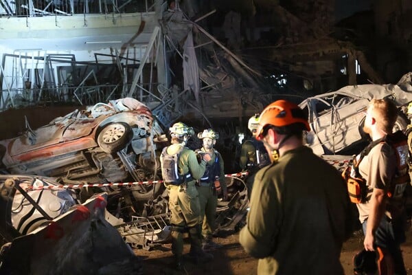 Εκρήξεις στην Τεχεράνη, βροχή πυραύλων σε Ισραήλ - Σε τροχιά πολέμου Μέση Ανατολή