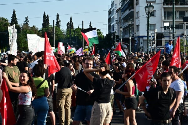 Εκατοντάδες πολίτες έδωσαν το παρών και διαδήλωσαν στο Σύνταγμα για την Παλαιστίνη