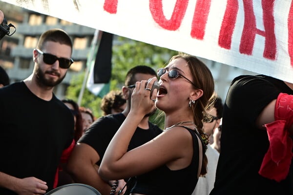 Εκατοντάδες πολίτες έδωσαν το παρών και διαδήλωσαν στο Σύνταγμα για την Παλαιστίνη