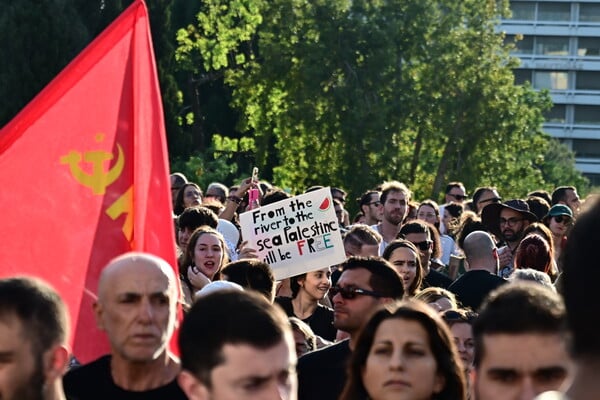 Εκατοντάδες πολίτες έδωσαν το παρών και διαδήλωσαν στο Σύνταγμα για την Παλαιστίνη