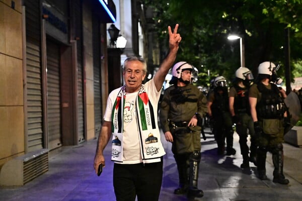 Εκατοντάδες πολίτες έδωσαν το παρών και διαδήλωσαν στο Σύνταγμα για την Παλαιστίνη