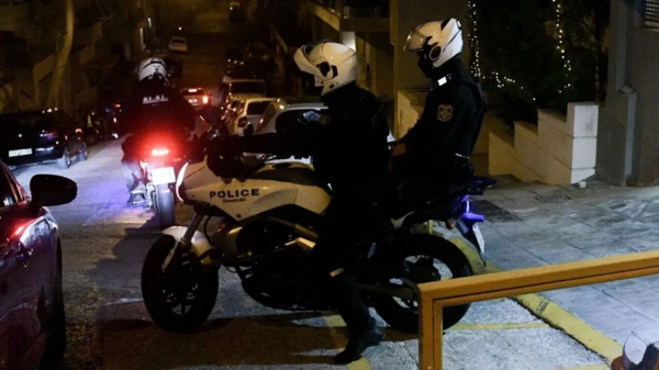 Καταδίωξη με πυροβολισμούς και τροχαίο στο Περιστέρι – Αναζητούνται τέσσερα άτομα