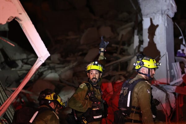 Εικόνες καταστροφής στο Ισραήλ: 10 φωτογραφίες από την επίθεση του Ιράν
