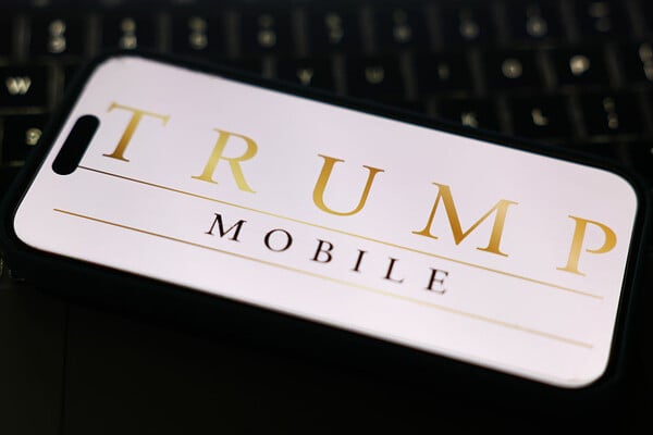 Trump Mobile: Η οικογένεια του Ντόναλντ Τραμπ κυκλοφορεί smartphone και γίνεται πάροχος τηλεπικοινωνιών