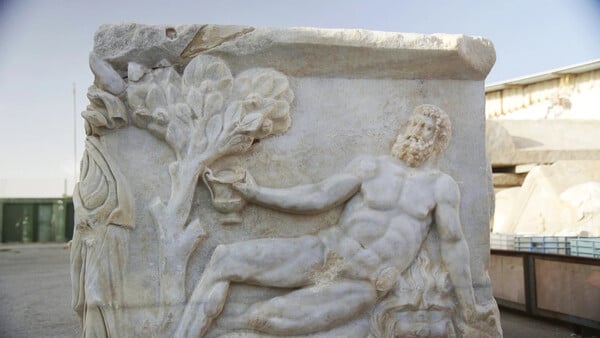 Ισραήλ: Ανακαλύφθηκε μαρμάρινη σαρκοφάγος με «διαγωνισμό κρασιού» ανάμεσα σε Διόνυσο και Ηρακλή