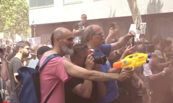 Με νεροπίστολα στους τουρίστες. χιλιάδες Ισπανοί διαδηλώνουν ενάντια στον υπερτουρισμό