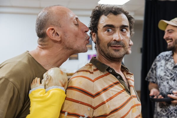 Ο Σίμος Κακάλας ξορκίζει τα χάλια μας με μια κωμωδία γέλιου και αίματος