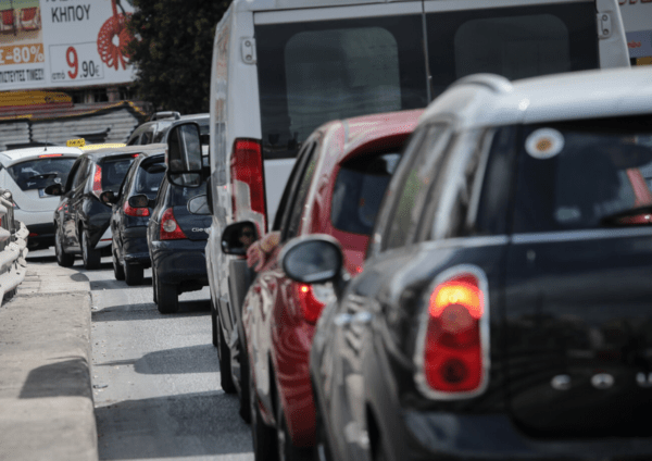 Μποτιλιάρισμα στην Κηφισίας έπειτα από πτώση μπετόν στον δρόμο 