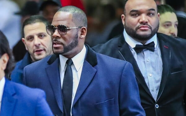 Στο νοσοκομείο ο R. Kelly - Κατέρρευσε στο κελί του μετά από υπεβολική δόση