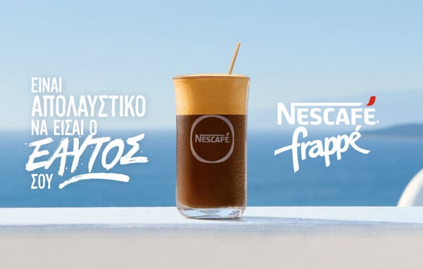 Φωτογραφία με ποτήρι Nescafé Frappé σε καλοκαιρινό φόντο με θέα τη θάλασσα. Στα αριστερά, το συνοδευτικό μήνυμα «Είναι απολαυστικό να είσαι ο εαυτός σου» και δεξιά το λογότυπο Nescafé Frappé.