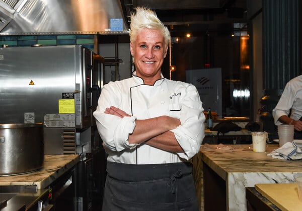 Πέθανε η σεφ και τηλεοπτική σταρ Anne Burrell 