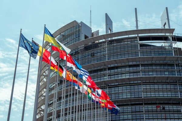 Ευρωπαϊκή Εκδήλωση για τη Νεολαία 2025: Πάνω από 9.000 νέοι στο Ευρωκοινοβούλιο για το μέλλον της δημοκρατίας