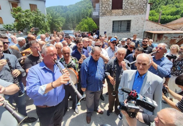 Πετρολούκας Χαλκιάς: Με κλαρίνα και παραδοσιακά μοιρολόγια η κηδεία στο Πωγώνι Ιωαννίνων 