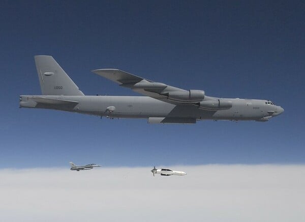 Τι είναι η βόβμα «bunker buster» που κάνει τον Τραμπ να αμφιβάλλει για την επίθεση στο Ιράν