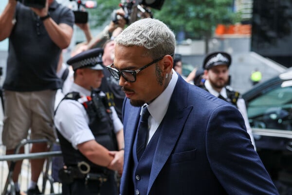 Chris Brown: Δηλώνει αθώος για την επίθεση στο νυχτερινό κλαμπ του Λονδίνου