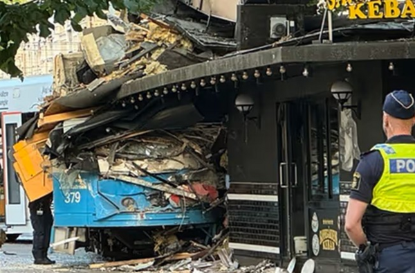Σουηδία: Τραμ εκτροχιάσθηκε και κατέληξε μέσα σε μια πιτσαρία