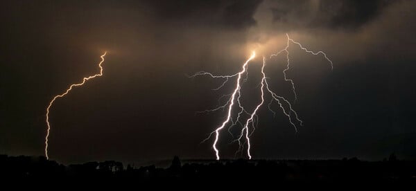 Κακοκαιρία: Ισχυρές καταιγίδες και θυελλώδεις άνεμοι πλήττουν περιοχές στη Βόρεια Ελλάδα
