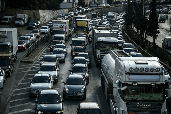 Ανατροπή φορτηγού στον Κηφισό: Ουρές χιλιομέτρων προς Πειραιά – Κλειστή η άνοδος 