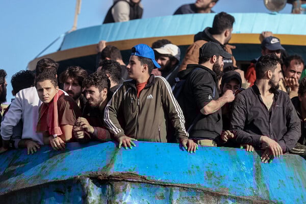 Γαύδος: Εντοπίστηκαν πάνω από 350 μετανάστες σε ξύλινο αλιευτικό 
