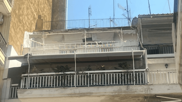 Εγκατάλειψη βρέφους στο μπαλκόνι: «Έκλαιγε γιατί το τύφλωσε η Αστυνομία με τον φακό» λέει ο πατέρας