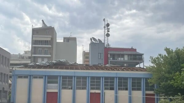 Λάρισα: Ξηλώθηκε από τους ισχυρούς ανέμους η στέγη σε γυμναστήριο Γυμνασίου