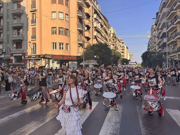 Η Θεσσαλονίκη γεμίζει χρώμα, φωνές και υπερηφάνεια: Σε εξέλιξη το 13ο Thessaloniki Pride