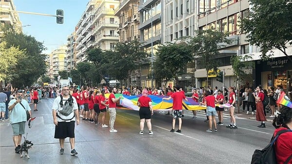 Η Θεσσαλονίκη γεμίζει χρώμα, φωνές και υπερηφάνεια: Σε εξέλιξη το 13ο Thessaloniki Pride