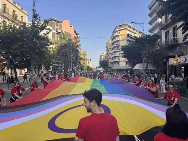 Η Θεσσαλονίκη γεμίζει χρώμα, φωνές και υπερηφάνεια: Σε εξέλιξη το 13ο Thessaloniki Pride