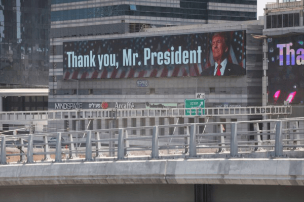 Ισραήλ: «Thank you, Mr. President», γράφουν για τον Τραμπ πινακίδες στο Τελ Αβίβ