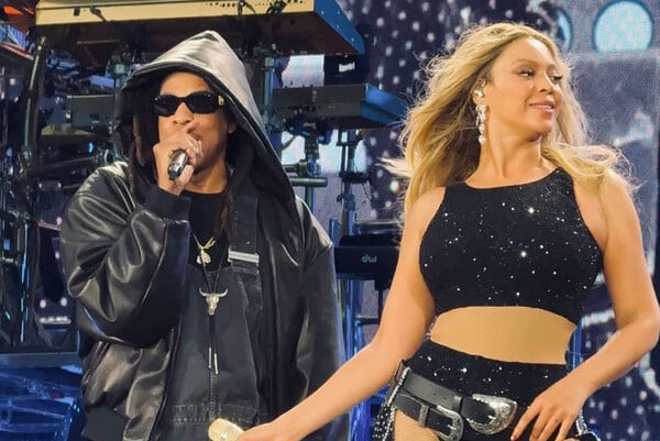 Η Beyoncé έφερε τον Jay-Z στη σκηνή: Η σπάνια κοινή εμφάνιση στο Παρίσι 