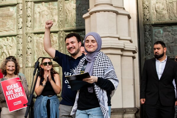 Μαχμούντ Χαλίλ: Ο Παλαιστίνιος φοιτητής που υψώνει ανάστημα στον Τραμπ - «Όσο είμαστε εδώ, "Ελεύθερη, Ελεύθερη Παλαιστίνη"»