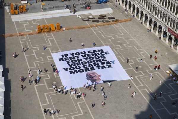 Βενετία: Πανό της Greenpeace κατά του Μπέζος 