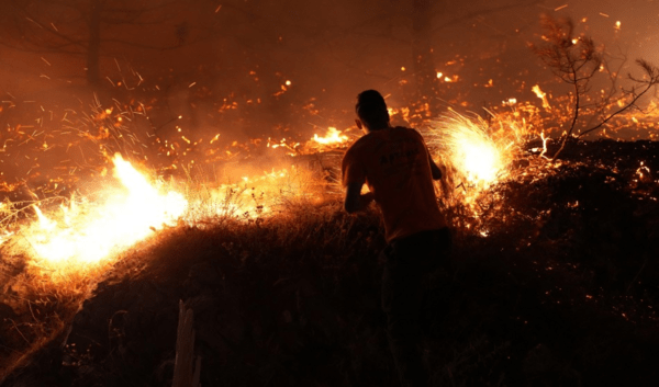 Ολονύκτια μάχη με τη φωτιά στη Χίο: Νέο 112 για εκκένωση περιοχών - Μάχη σε πέντε πύρινα μέτωπα