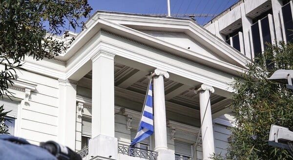 ΥΠΕΞ προς Έλληνες στη Μέση Ανατολή: «Συνιστάται η αποφυγή μη απαραίτητων ταξιδιών στην περιοχή»