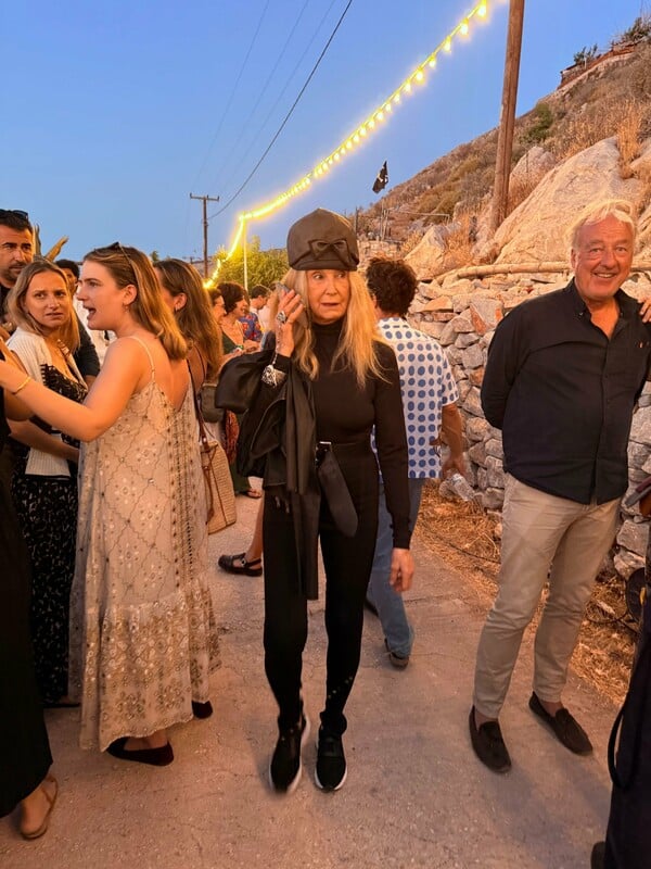 Σελίδες από την κοσμική ζωή της Ύδρας ― ανταπόκριση