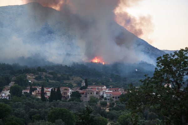 Φωτιά στη Χίο: Εκτός ελέγχου, απειλεί μαστιχοκαλλιέργειες