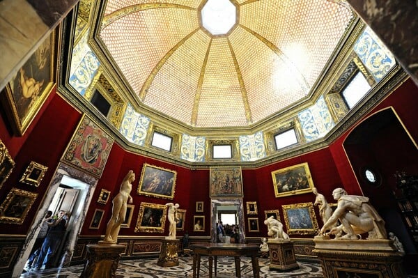 Uffizi Gallery: Επισκέπτης που έβγαζε σέλφι προκάλεσε ζημιά σε πίνακα του 18ου αιώνα
