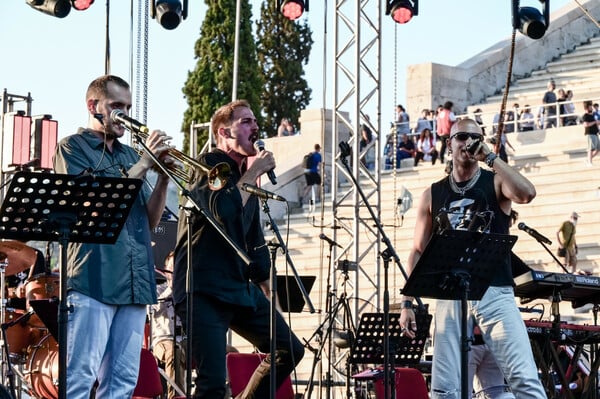 Χιλιάδες τίμησαν τον Μίκη Θεοδωράκη στο Καλλιμάρμαρο, έναν αιώνα από τη γέννησή του