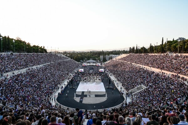 Χιλιάδες τίμησαν τον Μίκη Θεοδωράκη στο Καλλιμάρμαρο, έναν αιώνα από τη γέννησή του