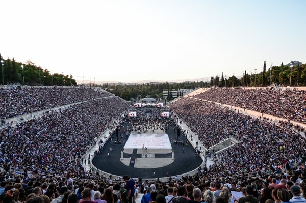 Χιλιάδες τίμησαν τον Μίκη Θεοδωράκη στο Καλλιμάρμαρο, έναν αιώνα από τη γέννησή του