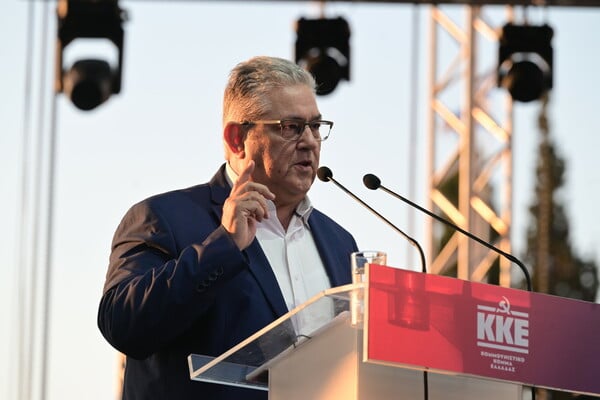 Χιλιάδες τίμησαν τον Μίκη Θεοδωράκη στο Καλλιμάρμαρο, έναν αιώνα από τη γέννησή του
