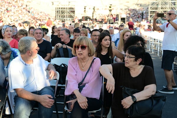 Χιλιάδες τίμησαν τον Μίκη Θεοδωράκη στο Καλλιμάρμαρο, έναν αιώνα από τη γέννησή του