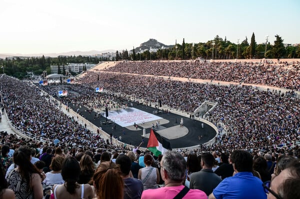 Χιλιάδες τίμησαν τον Μίκη Θεοδωράκη στο Καλλιμάρμαρο, έναν αιώνα από τη γέννησή του
