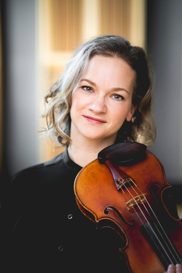 Hilary Hahn: «Οι ΗΠΑ μπορούν να είναι καλύτερες από έναν τόπο διχασμού»
