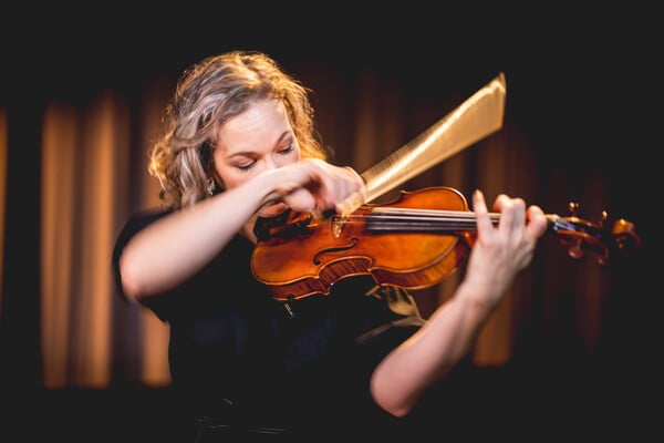Hilary Hahn: «Οι ΗΠΑ μπορούν να είναι καλύτερες από έναν τόπο διχασμού»