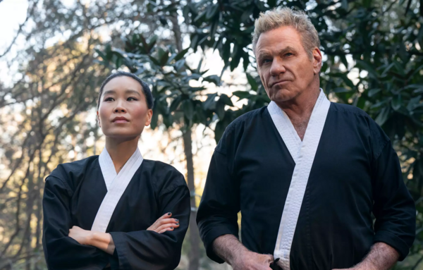 Ο «Τζον» του Cobra Kai δάγκωσε τη συμπρωταγωνίστριά του - Το βίντεο της αστυνομίας
