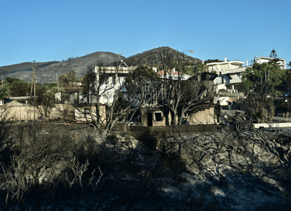 Φωτιά στην Παλαιά Φώκαια: Χωρίς ενεργό μέτωπο η πυρκαγιά - Αποκαταστάθηκε η κυκλοφορία στην Αθηνών-Σουνίου